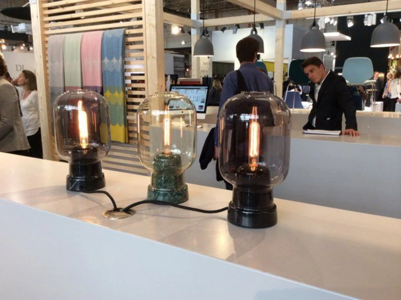 Normann Copenhagen AMP Tafellamp Goud Groen 4 Normann Copenhagen AMP Tafellamp Goud Groen - Afbeelding 2